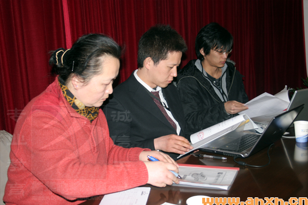 招聘單位正在仔細的閱讀同學們的簡歷
