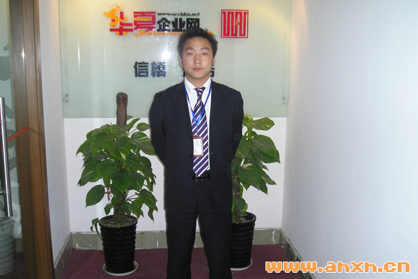 劉亮在自己公司前留影