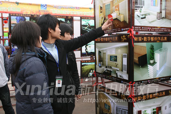 學(xué)子積極討論 交流感受