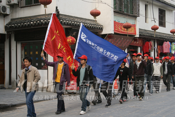 新華學子行走在古鎮路上