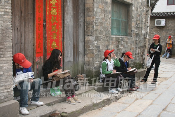 新華學子認真習作