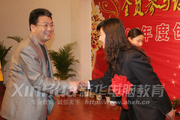 新華教育集團(tuán)副總經(jīng)理沙旭向特等獎項(xiàng)目負(fù)責(zé)人頒獎