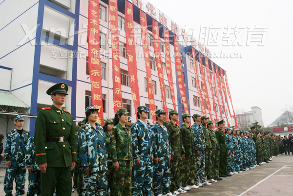 軍訓新生列隊等待檢閱