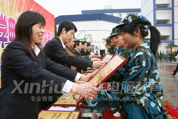 與會領導為獲獎學子頒獎