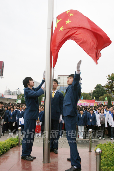 國旗在朝陽中冉冉升起
