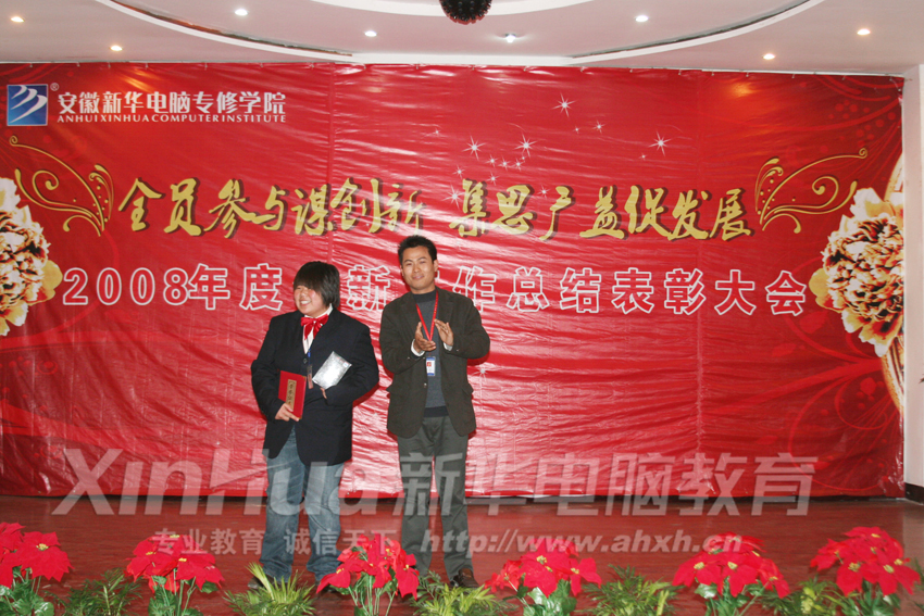 評委為本次演講賽一等獎獲得者梅平燕同學(xué)頒獎