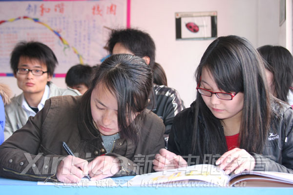 學(xué)子積極準(zhǔn)備應(yīng)聘