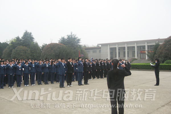 新華學(xué)子在烈士墓前莊嚴(yán)宣誓