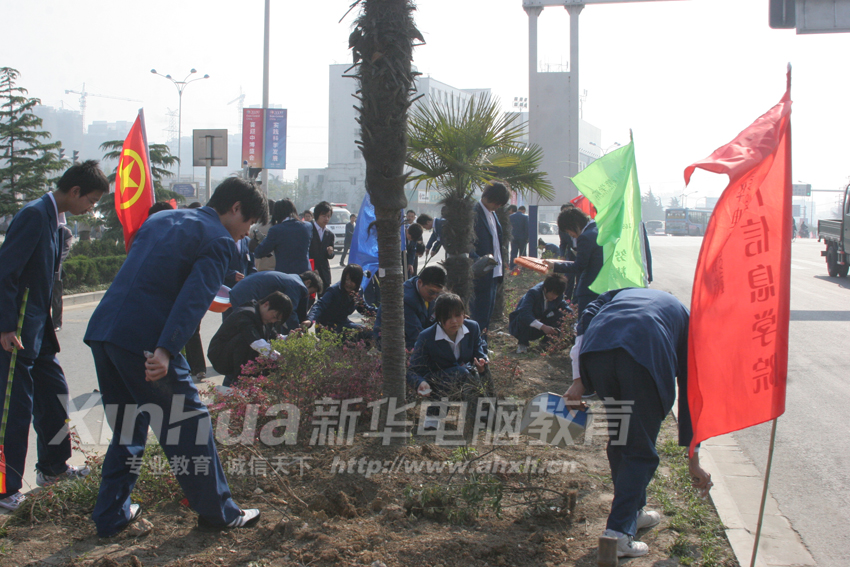 新華學子正在清理衛生死角