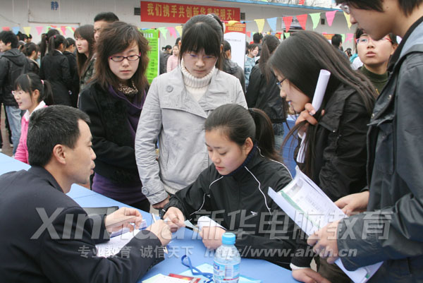 許多IT企業來到安徽新華招聘動手能力強的專業學子