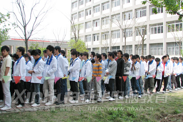 參賽學(xué)子列隊(duì)整齊