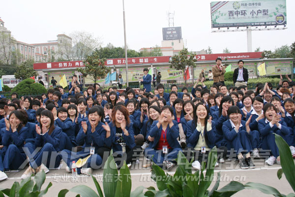 學(xué)子為精彩的比賽喝彩