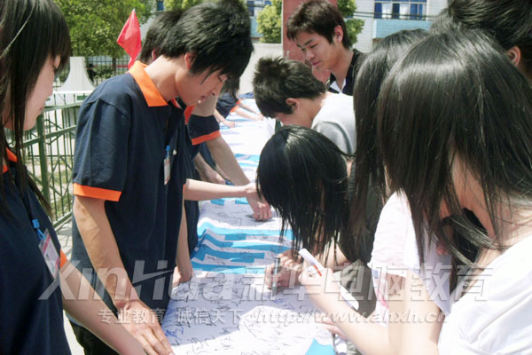 大家紛紛簽上自己的名字,支持建設文明校園活動