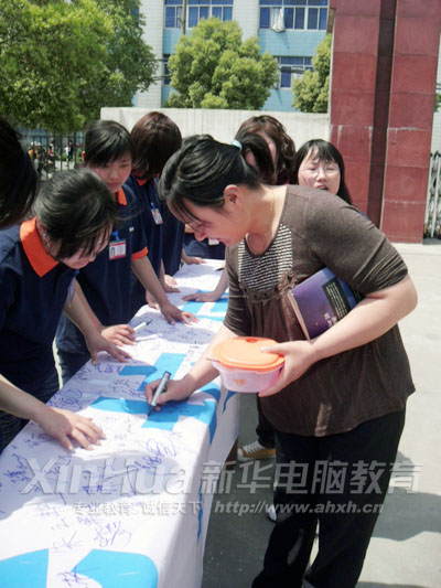 老師們也前來簽名