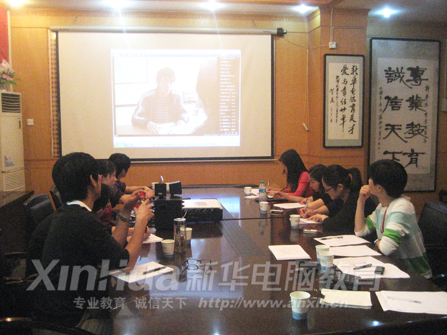 評比活動現場評委們正在觀看競賽作品