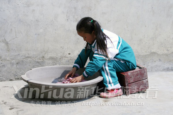 窮人的孩子早當(dāng)家 6歲開始洗衣服