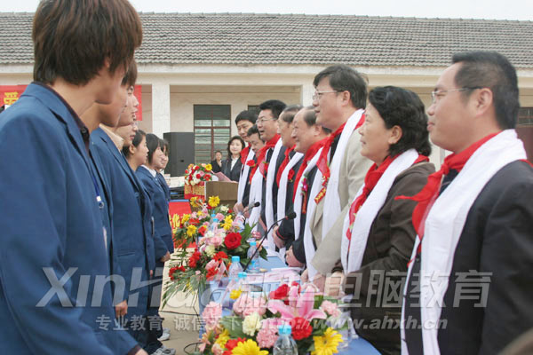 新華·皖川青年愛心班的同學們為與會領導敬獻哈達