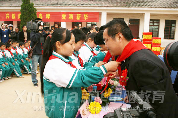 高店新華光彩小學的孩子們為與會領導系紅領巾
