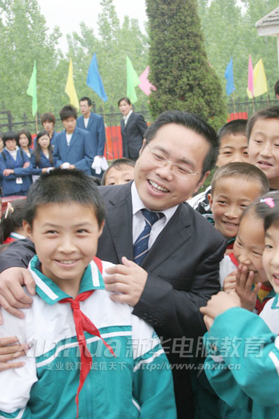 安徽新華電腦專修學院張明院長與高店新華光彩小學的孩子們