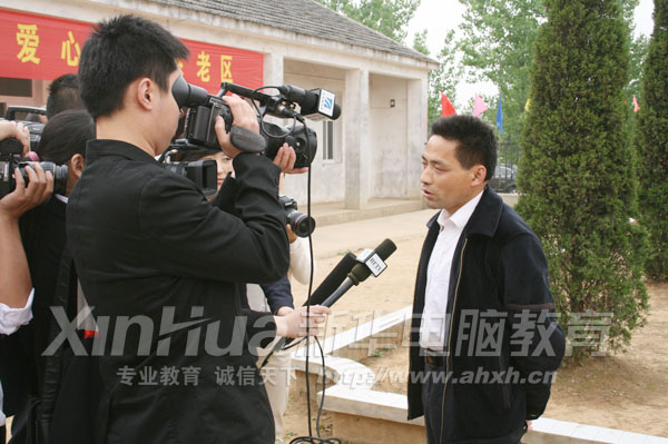 高店新華光彩小學校長接受記者采訪
