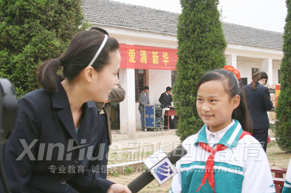 天真可愛的孩子接受記者采訪