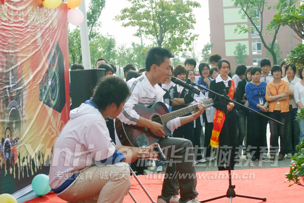 自彈自唱 格外精彩