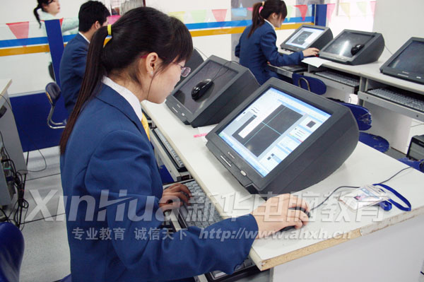 認真操作 一絲不茍