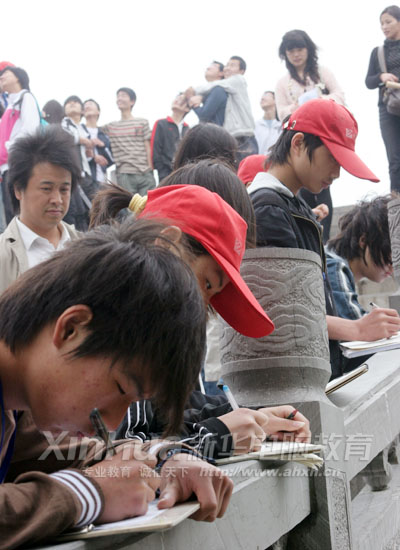 選手們在認真的繪畫