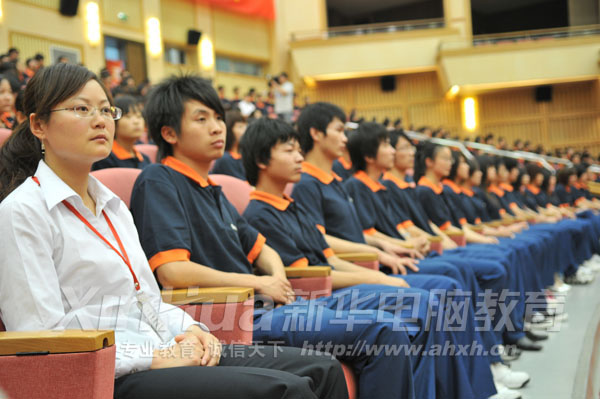 師生代表在現場認真聽講