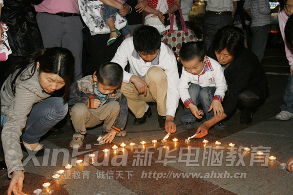 市民一同前來點燃地上的燭火