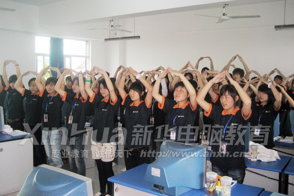 同學(xué)們學(xué)習(xí)手語(yǔ)操