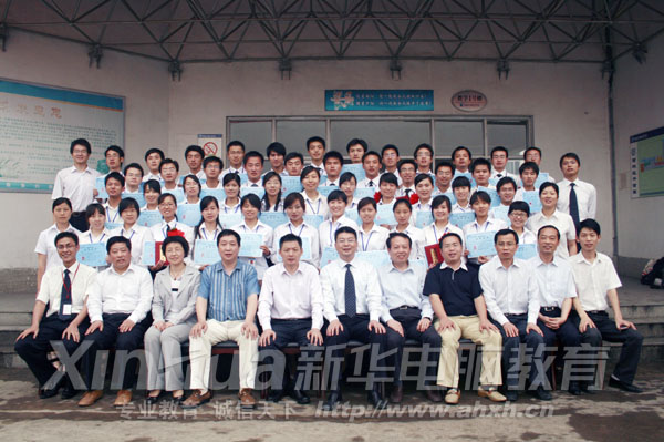 與會領導與新教師合影留念