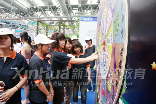 新華學子仔細觀展
