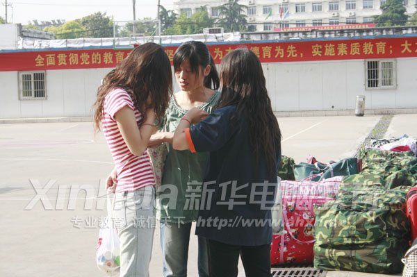 學(xué)子依依惜別