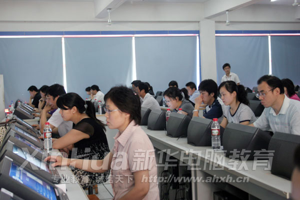 銀行從業(yè)人員在認真的考試