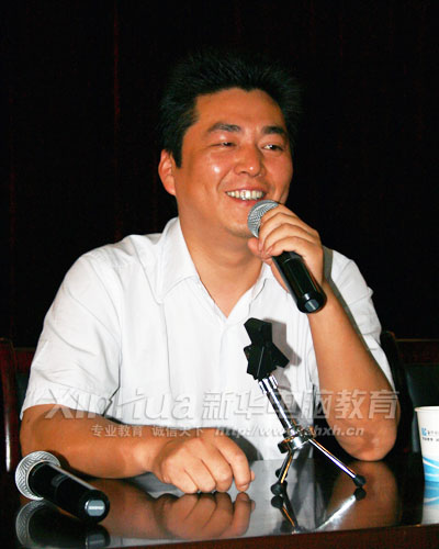 用人單位代表向學子介紹公司情況