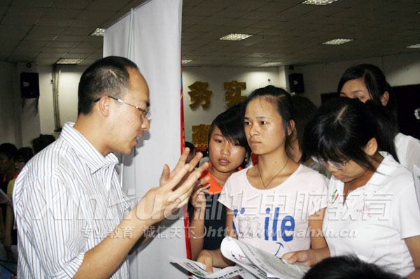 招聘方與新華學子交流