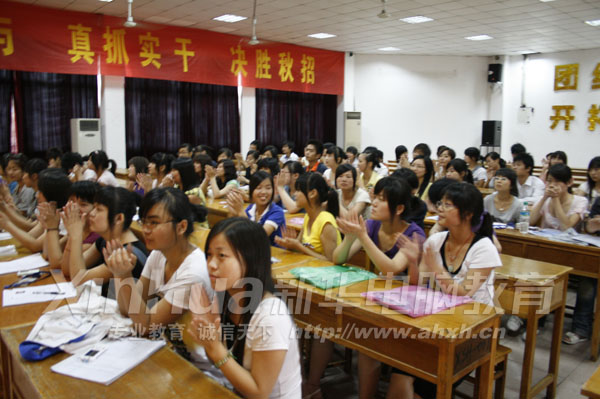 看到學長們的出色表現,同學們鼓掌相賀