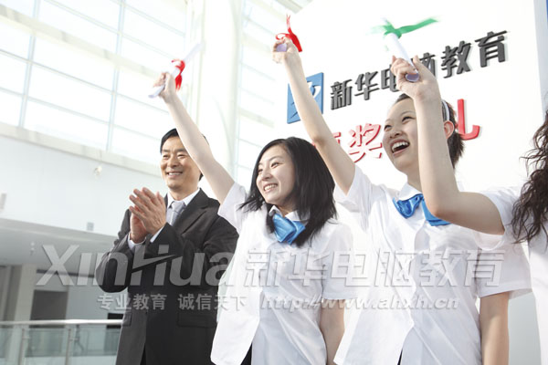 2009年,公益大使濮存昕出任新華電腦教育品牌形象大使,倡導“努力就有收獲,人人都能成功。” 鼓勵廣大學子努力學習,成功成才