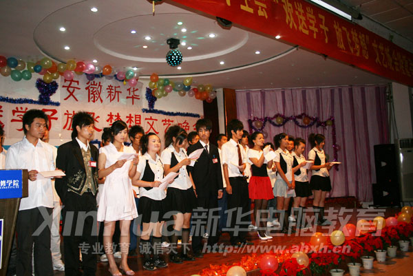 大合唱祝福畢業(yè)學(xué)子前程似錦