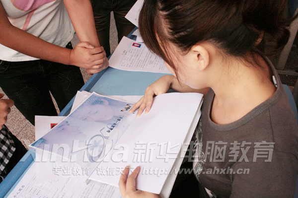 用人單位代表觀看新華學子作品