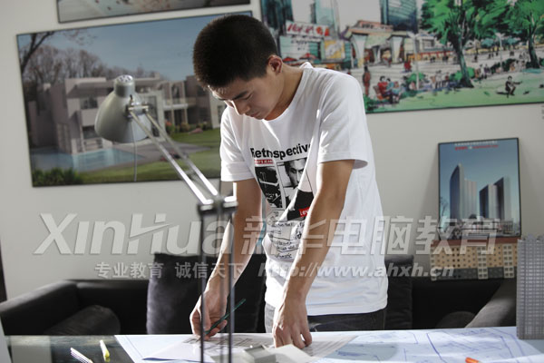 依靠在新華學得的技能,憑借著不懈的努力,許雙貴成為一名正式的建筑設計師,實現人生的轉變。圖為許雙貴在工作