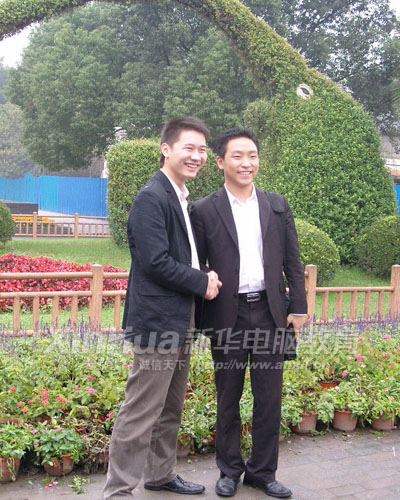 為了更遠的目標,更大的理想,王超依然放棄了年薪十萬的崗位,與學長劉亮攜手,共創未來。圖為王超和劉亮合影(左為王超,右為劉亮)