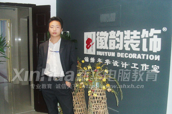 機會永遠是給有準備的人,從跟著別人打雜的小工到自己當老板,楊洪的選擇讓他抓住機遇,成功改變自己的人生。圖為楊洪在自己公司前留影