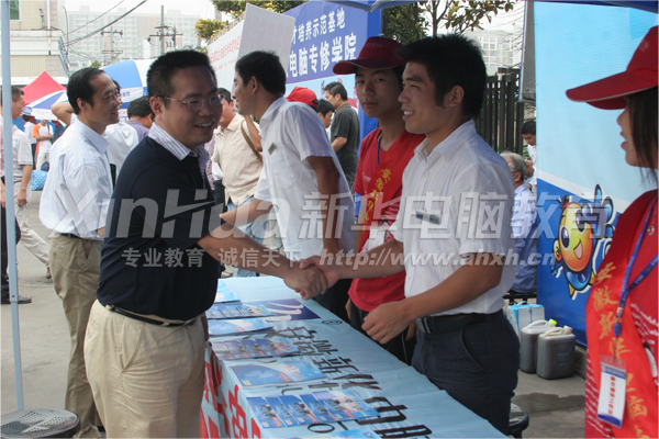 張明院長親切慰問志愿服務小組成員