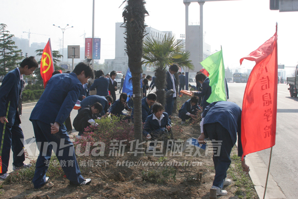 新華學(xué)子清理長(zhǎng)江西路衛(wèi)生死角
