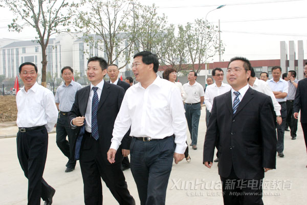 吳市長(左起第三人)一行步入學院職教城新校區視察指導