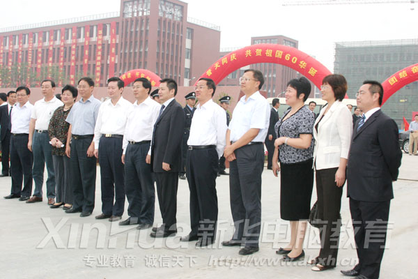 吳市長一行與新華電腦教育代表合影