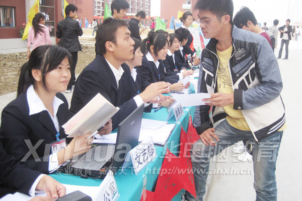 工作人員向同學們介紹加入學生會的具體流程