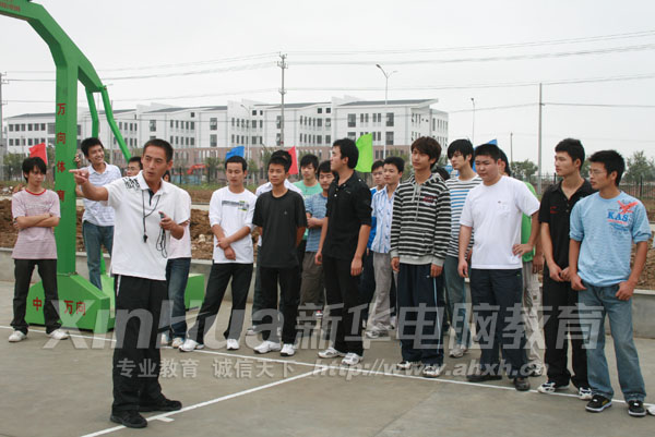 在老師的指導下,新校區學子開展素質拓展訓練